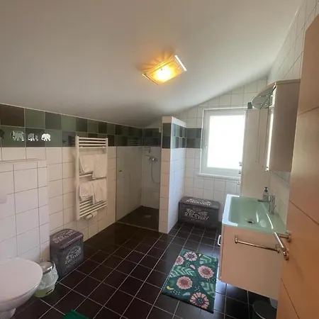 מלון Haus Laura *